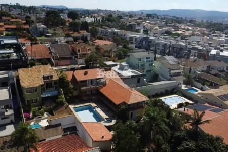 Casa à venda com 4 suítes em Vila Petrópolis, Atibaia, SP