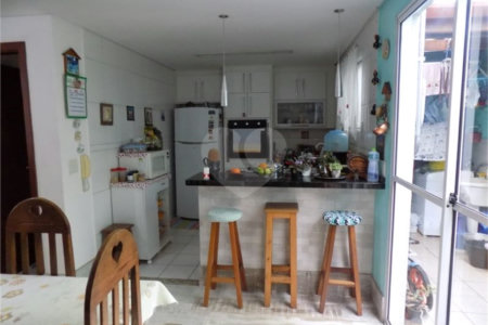 Casa à venda com 3 quartos, sendo 1 suíte, no condomínio Morada dos Pinheiros, São Paulo - SP