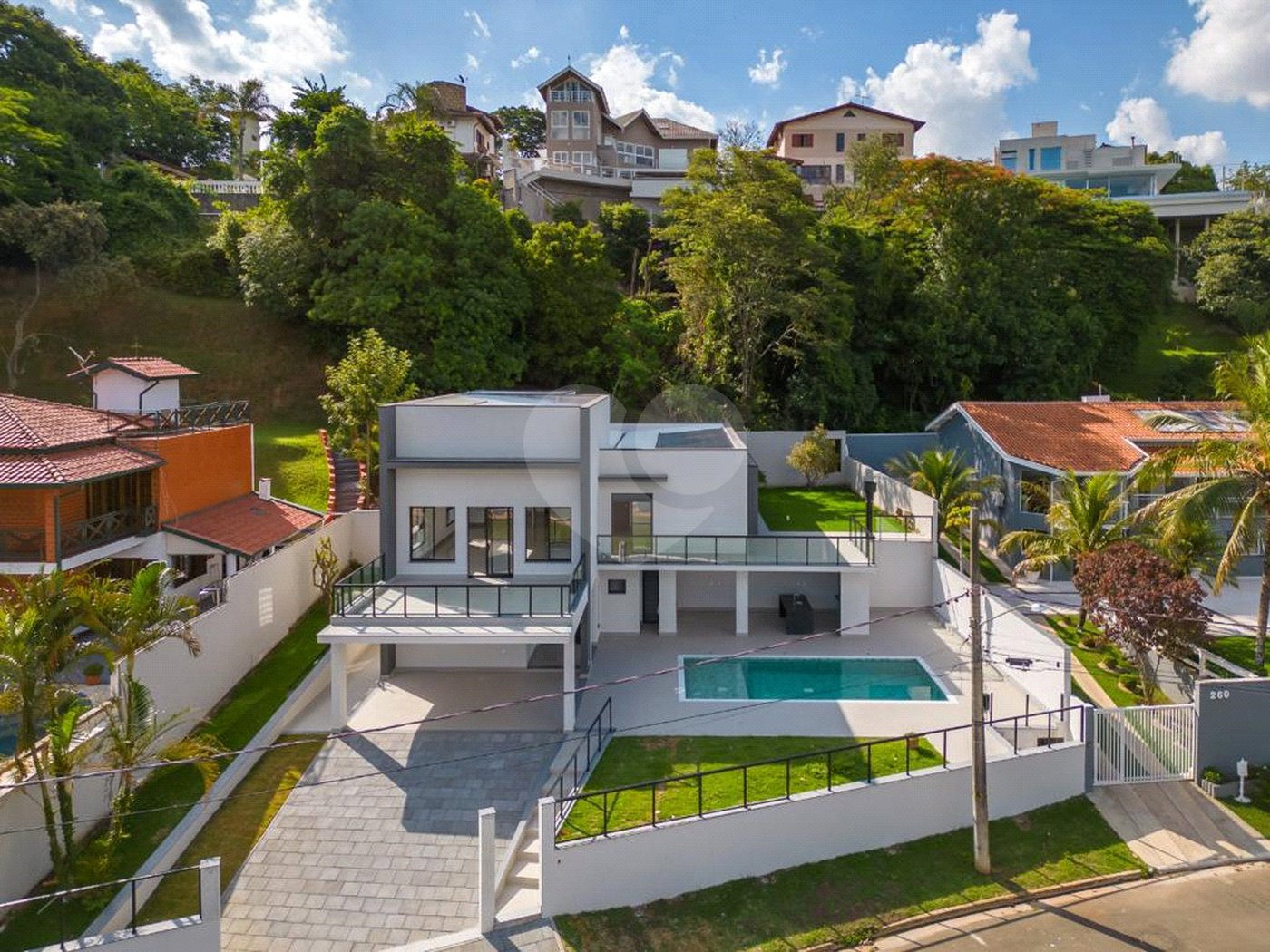 Casa à venda com 4 quartos, sendo 3 suítes, no condomínio Estância Marambaia, Vinhedo - SP