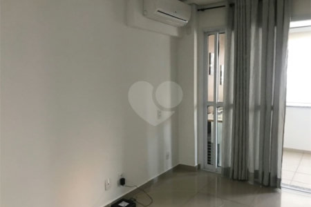 Studio à venda com 39 m² por 429 mil reais a 650 metros da estação Anhangabaú do metrô.