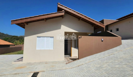 Casa à venda ou para alugar com 2 suítes no condomínio Serra Verde, Atibaia - SP