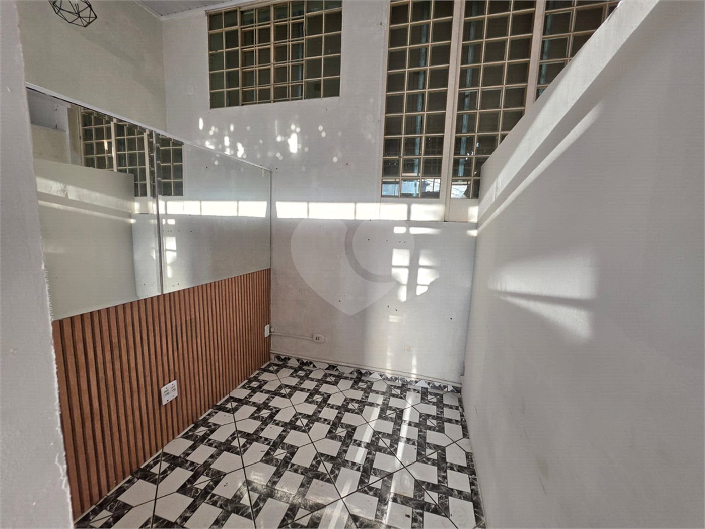 Salão à venda ou para alugar com 3 quartos, sendo 1 suíte, em Jardim Monjolo, São Paulo, SP
