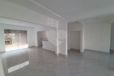 Sobrado à venda com 4 quartos, sendo 3 suítes, em Vila Paulicéia, São Paulo, SP