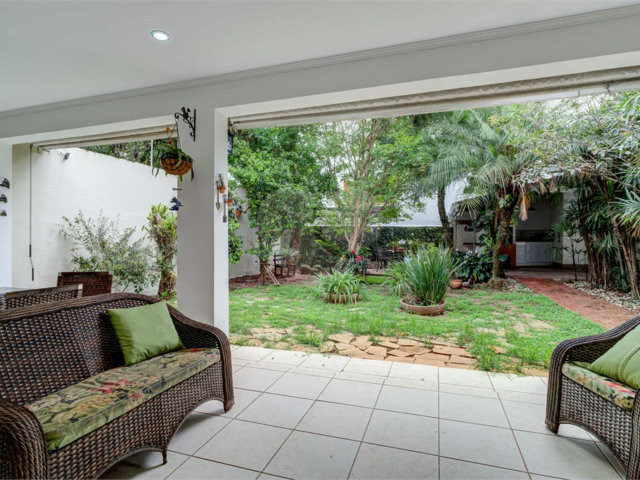 Casa à venda ou para alugar com 4 quartos, sendo 2 suítes,  em Ibirapuera, São Paulo, SP