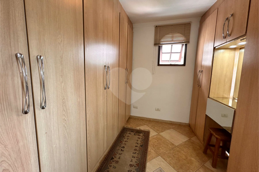 Casa à venda com 5 quartos, sendo 3 suítes, no condomínio Jd Itatinga, São Paulo - SP