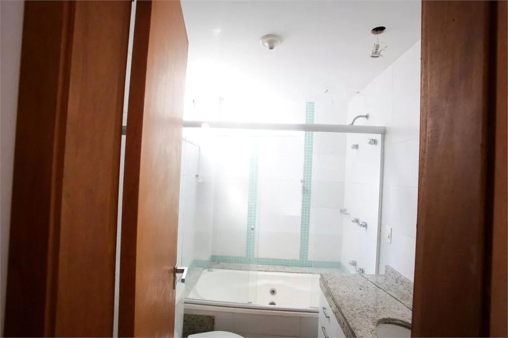 Casa à venda com 4 quartos, sendo 3 suítes, no condomínio Lícia de Alvarenga, Rio de Janeiro - RJ