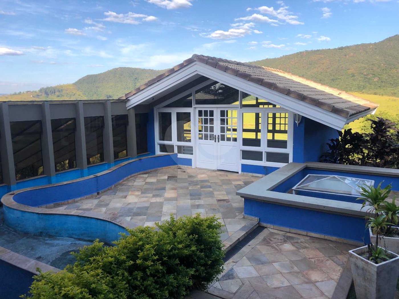 Casa à venda com 4 suítes no condomínio Osato, Atibaia - SP