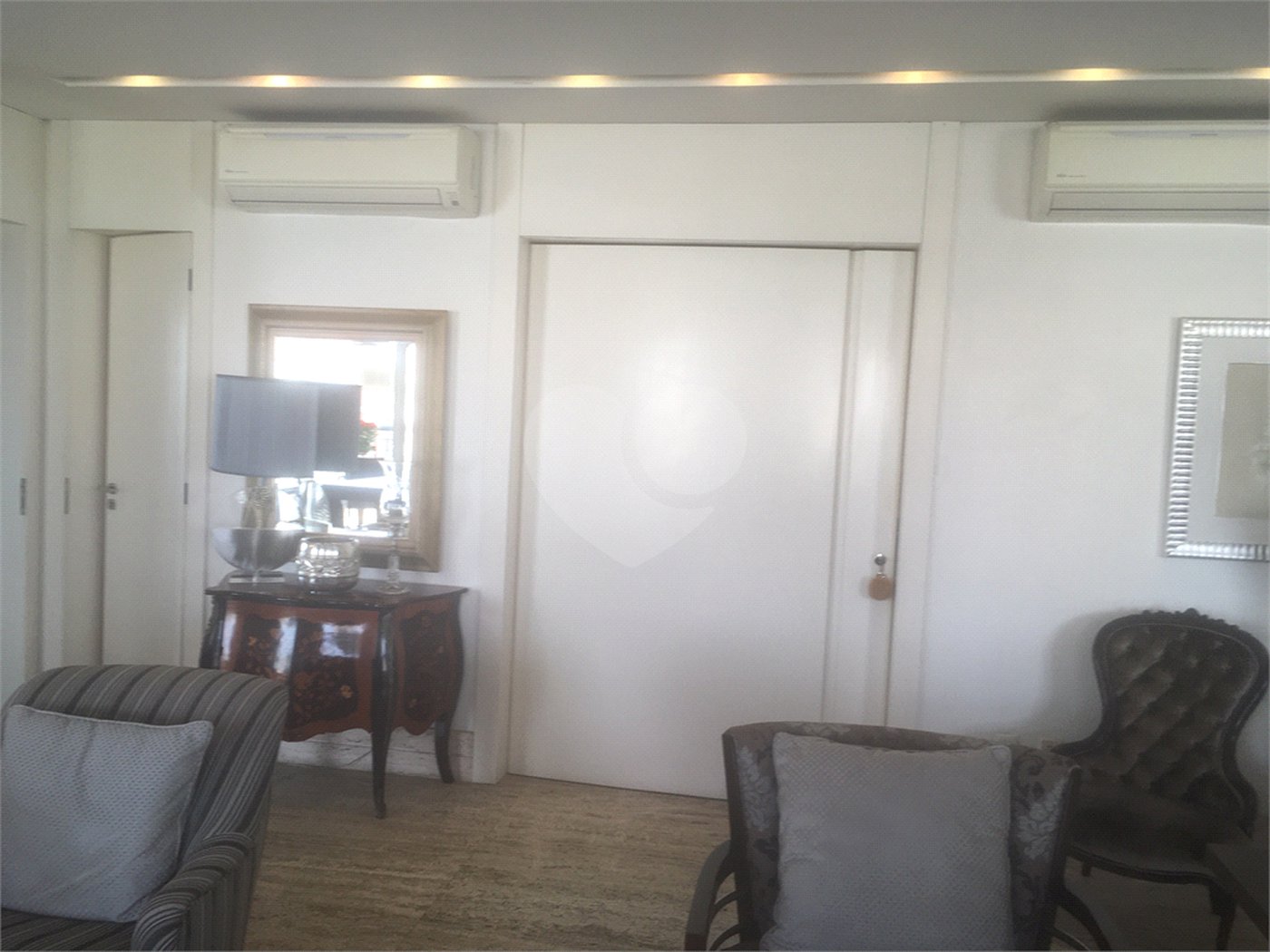 Apartamento à venda com 4 quartos, sendo 3 suítes, em Moema, São Paulo, SP