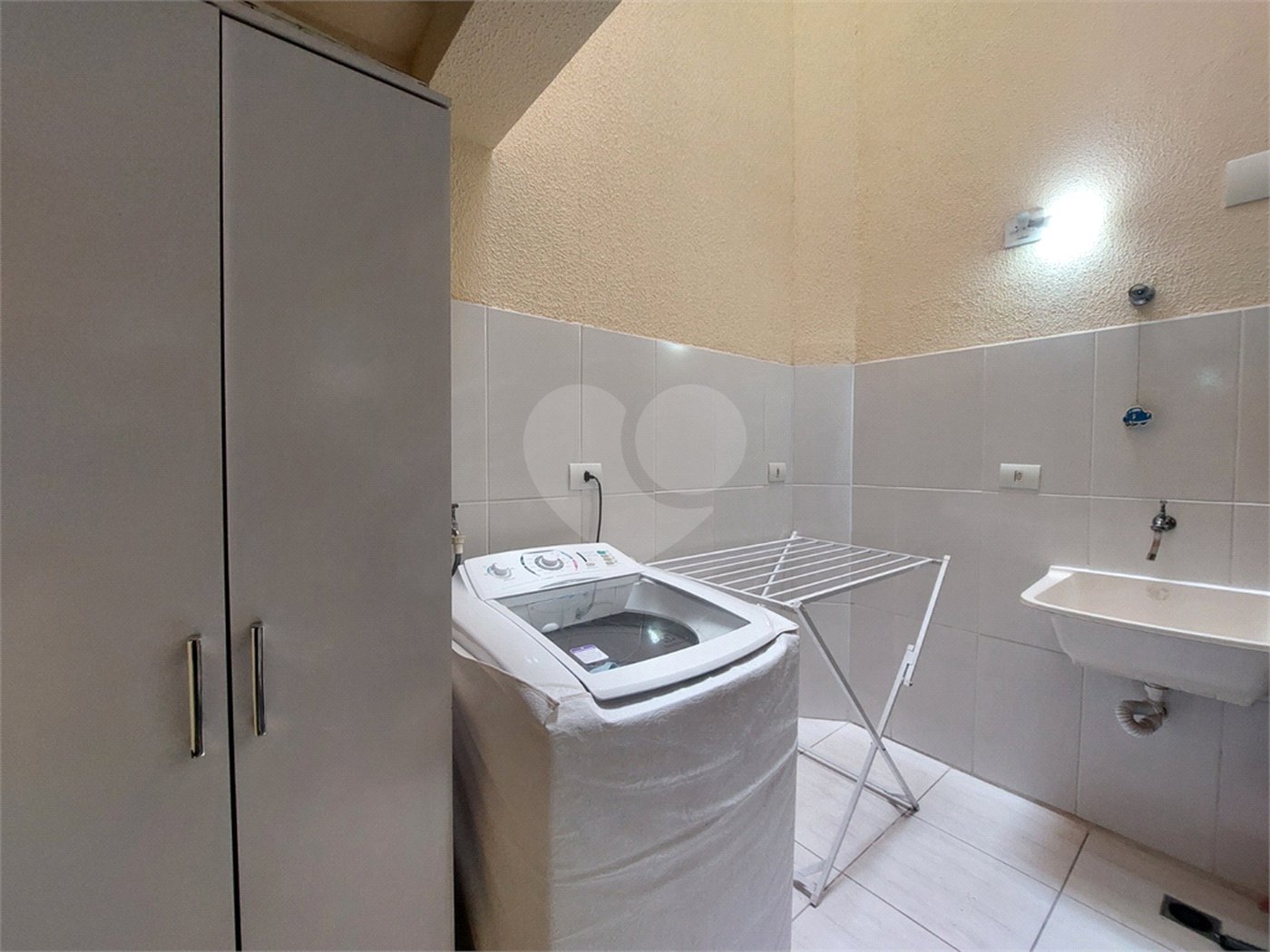 Casa à venda com 3 quartos, sendo 2 suítes,  em Jardim Lallo, São Paulo, SP