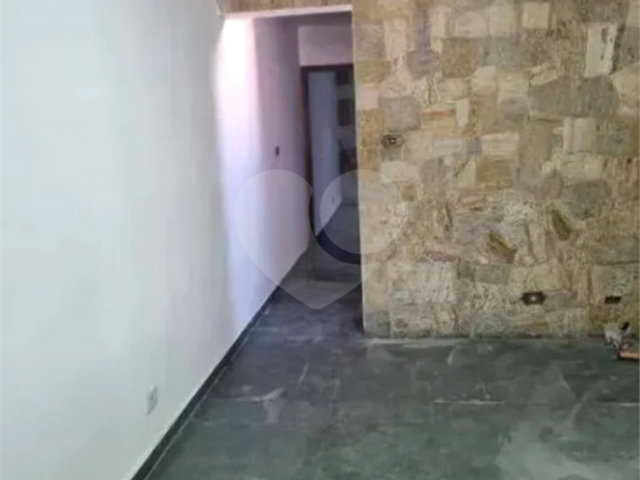 Sobrado à venda com 3 quartos, sendo 1 suíte,  em Vila Zat, São Paulo, SP