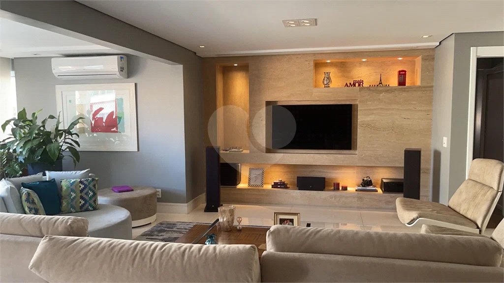 Apartamento na Mooca com 204 m² com vista maravilhosa, sendo 3 suítes e 4vagas.