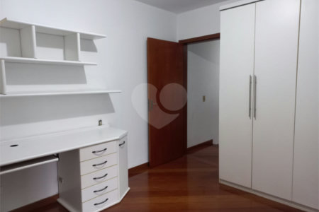 Sobrado à venda com 4 quartos, sendo 3 suítes, em Cidade São Francisco, São Paulo, SP