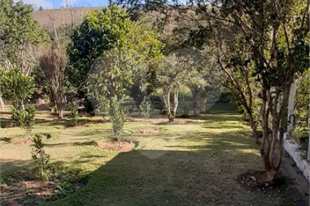 Casa à venda com 4 quartos, sendo 1 suíte, no Centro, Bom Jesus dos Perdões, SP