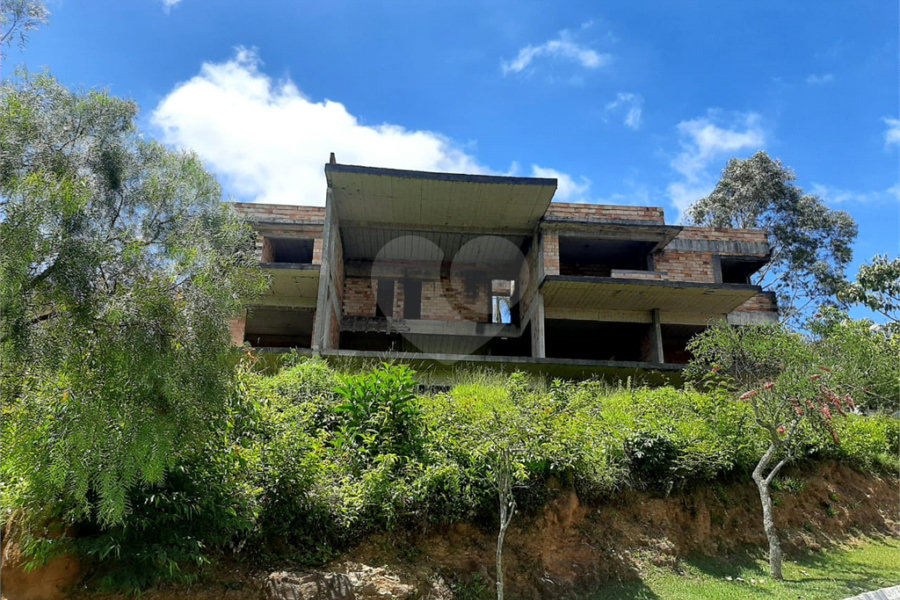 Sobrado à venda com 4 suítes em Roseira, Mairiporã, SP
