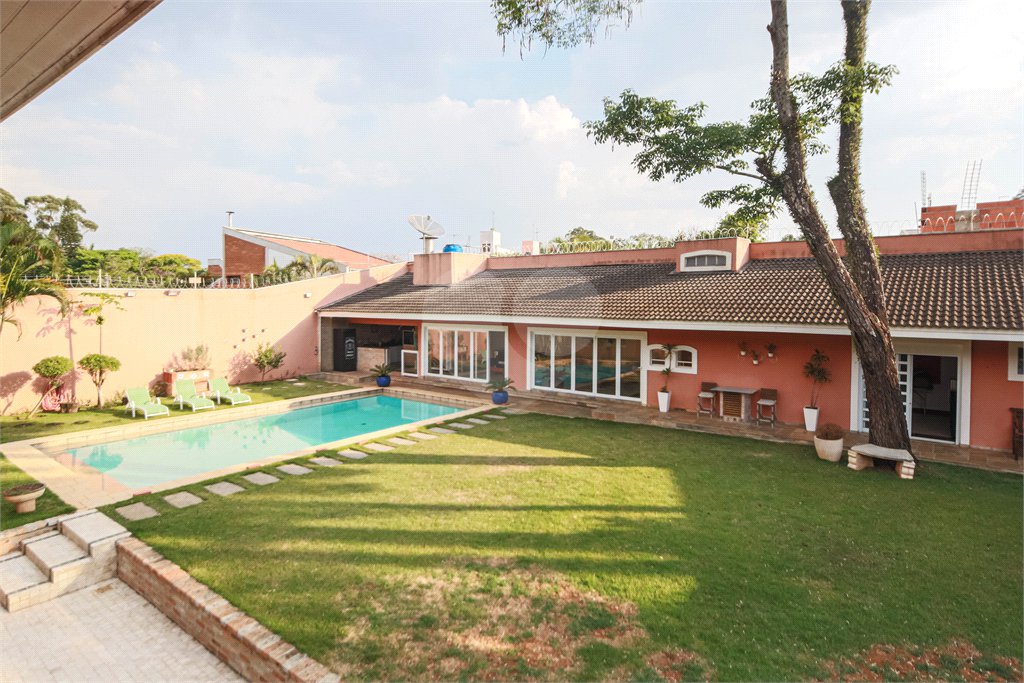 Sobrado à venda ou para alugar com 6 quartos, sendo 5 suítes, em Jardim Prudência, São Paulo, SP