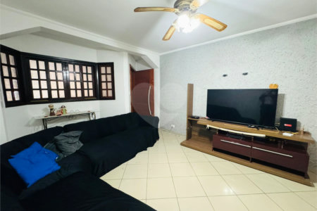 Casa à venda com 4 quartos, sendo 2 suítes, em Parque Santo Antônio, Guarulhos, SP