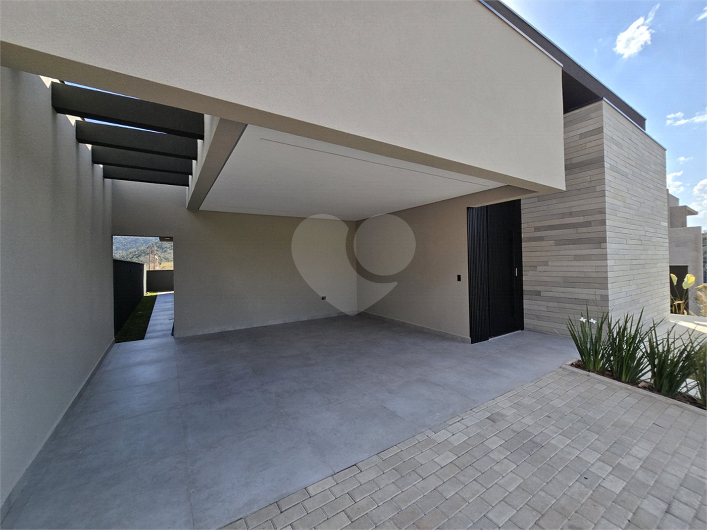 Maravilhosa Casa térrea em condomínio fechado no Portal Lamis, com 3 suítes, piscina privativa e persianas elétricas em excelente condomínio com salão de festas, piscina, quadras de tênis, beach tênis e campo de futebol. Vista cinematográfica da Pedra Grande.
