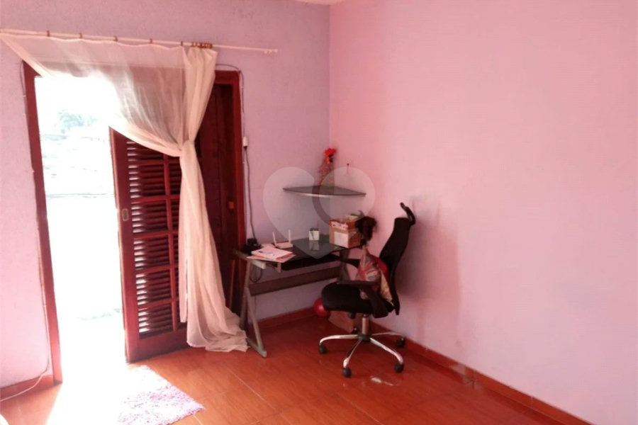 Ótimo sobrado, com amplo espaço interno (127m2), possuindo 03 dormitórios (01 suíte),