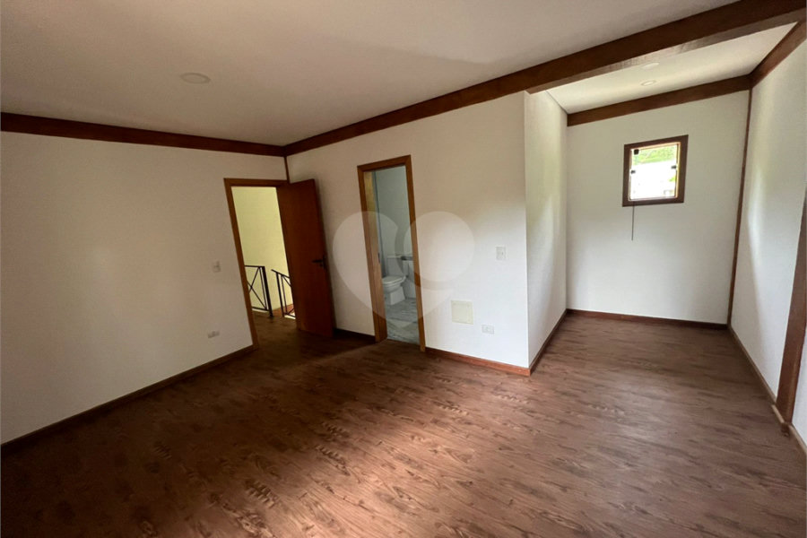 Sobrado à venda com 3 quartos, sendo 1 suíte,  em Serra da Cantareira, Mairiporã, SP