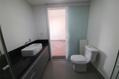 Sobrado à venda com 4 quartos, sendo 3 suítes, em Vila Paulicéia, São Paulo, SP