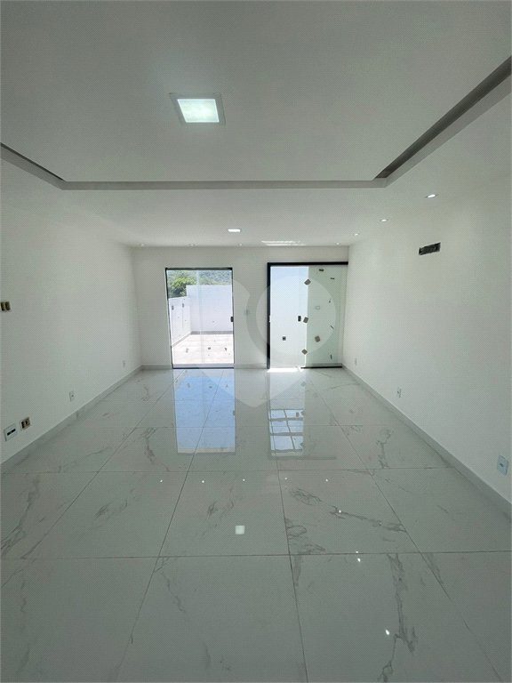 Casa à venda com 3 quartos, sendo 2 suítes, no condomínio Grand Park, Rio de Janeiro - RJ