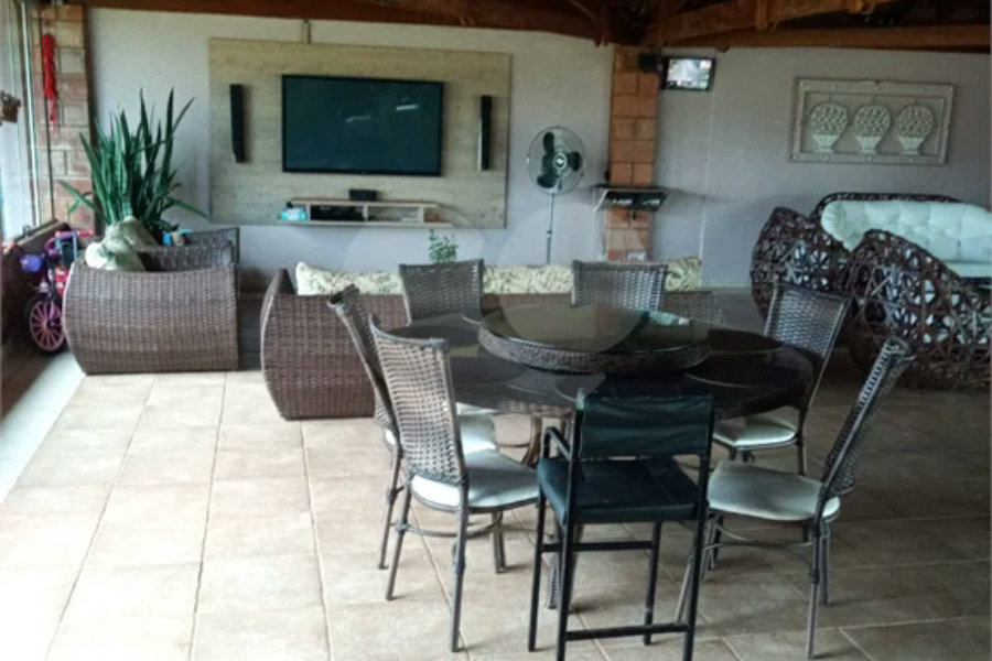 Chácara à venda. Ampla área de lazer. Aceita permuta com apartamento na praia