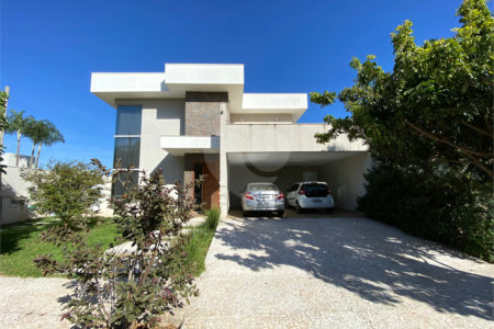 Casa com alto padrão de acabamento para venda no Condomínio Montreal.