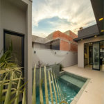 Indaiatuba - Condominio Sapezal - R$ 2.400.000,00 - Área Total 360,00 m² - Área Construída 213,32 m² - TÉRREA - 03 suítes sendo a master com closet; - Escritório; Lavabo; Cozinha com cooktop e planejados; Gourmet com churrasqueira; Ambientes preparados para ar condicionado; Piscina com cascata,