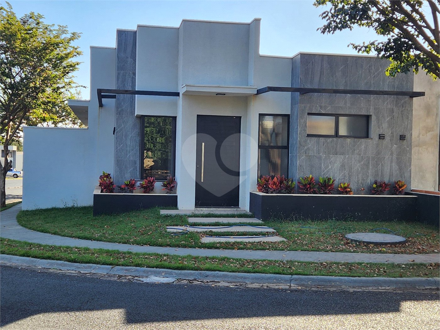 Casa à venda com 3 quartos, sendo 1 suíte, no condomínio Jd. Parque Alvorada, Araraquara - SP