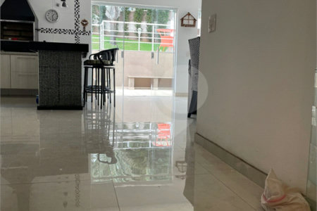 Casa à venda com 3 quartos, sendo 1 suíte, no condomínio Shambala I, Atibaia - SP