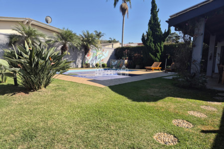 Casa térea à venda com 3 quartos, sendo 2 suítes, em Condomínio Flamboyant-B, Atibaia - SP