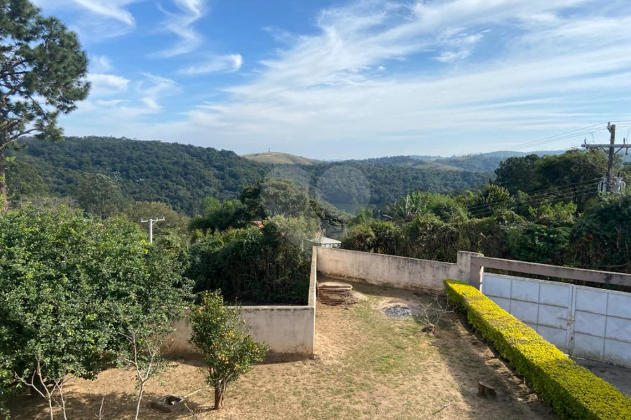 Casa à venda com 5 quartos, sendo 4 suítes, no condomínio Vilarejo Estoril, Mairiporã - SP