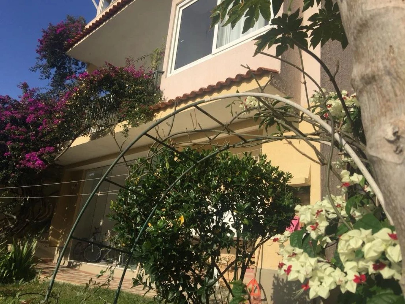 Casa à venda com 5 quartos, sendo 4 suítes, no condomínio Jardim Vitória Régia, São Paulo - SP