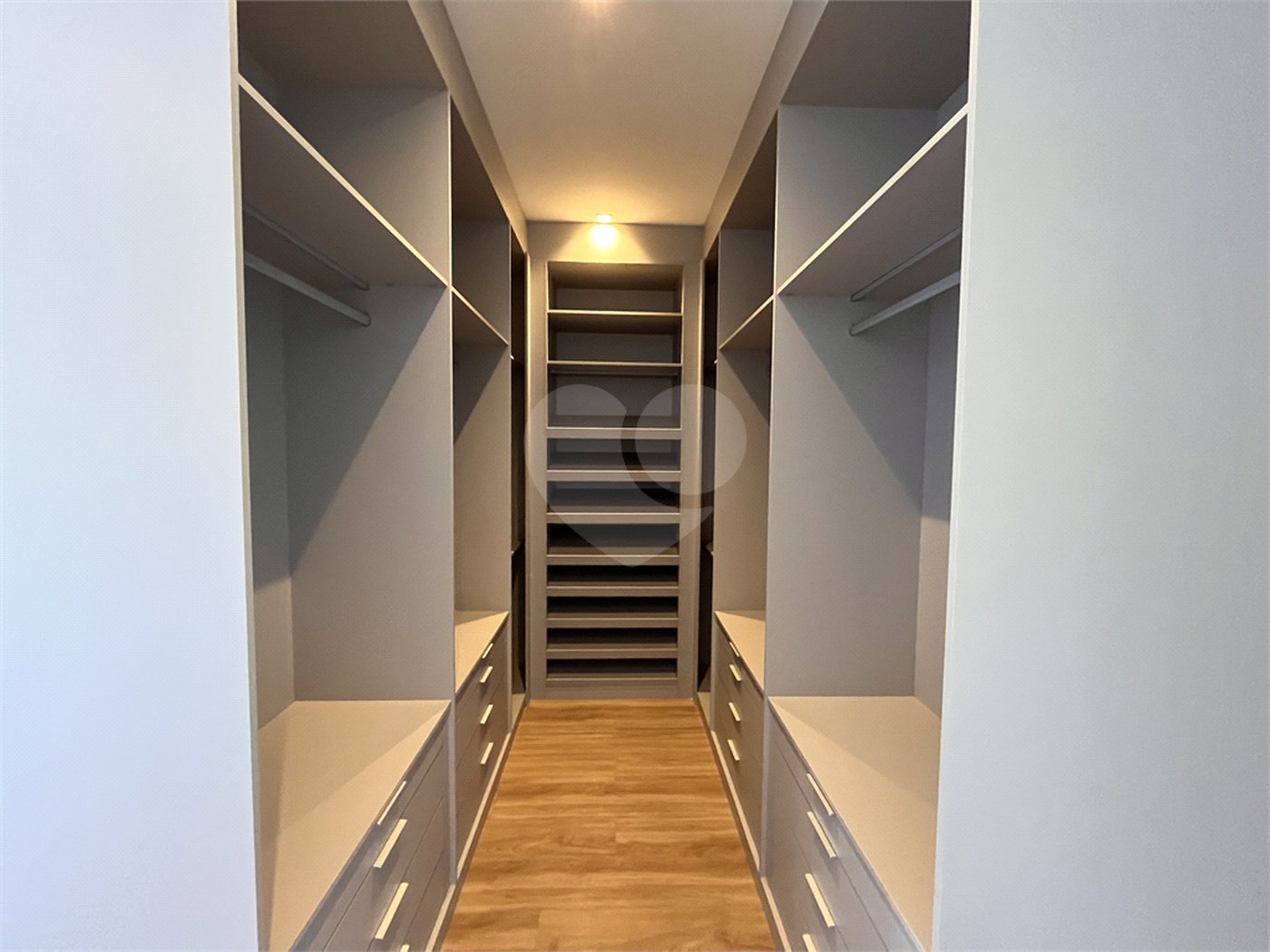 Casa à venda ou para alugar com 4 quartos, sendo 3 suítes, no condomínio Alphaville Nova Esplanada 1, Votorantim - SP