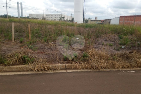 Lote no Jardim do Bosque, aceita financiamento ou aquisição de terreno e construção
