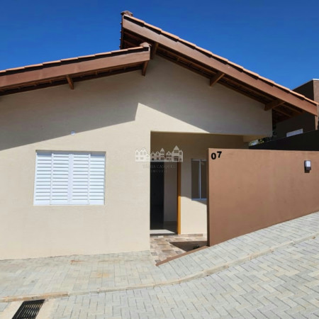 Casa à venda ou para alugar com 2 suítes no condomínio Serra Verde, Atibaia - SP