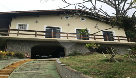 Sobrado à venda com 3 suítes em Serra da Cantareira, Mairiporã, SP