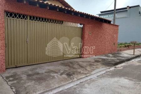 Casa Térrea com 3 dormitórios, sendo 1 suíte.