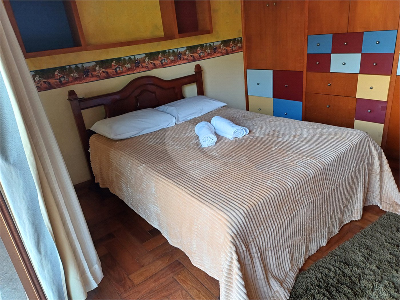 Casa à venda com 4 quartos, sendo 2 suítes, no condomínio Champs Elysees Village, Mairiporã - SP