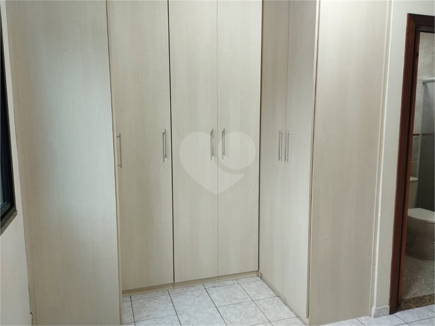 Casa à venda com 3 quartos, sendo 1 suíte, no condomínio Residencial Jardim das Palmas, São Paulo - SP