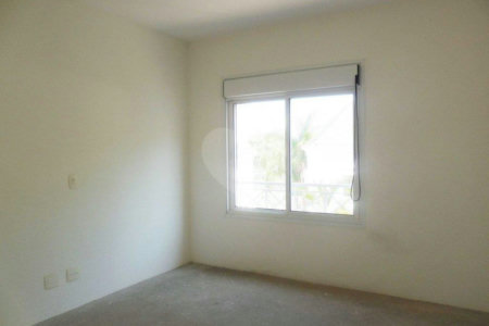 Casa à venda com 4 quartos, sendo 2 suítes, no condomínio Bristol Village, São Paulo - SP