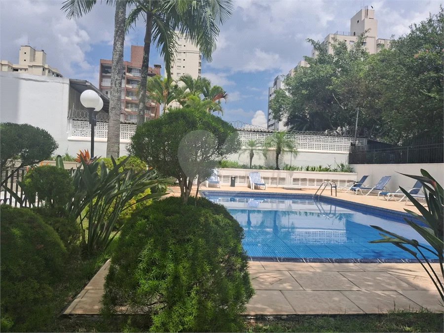 Prédio com portaria 24 horas, e lazer. Apartamento com 3 dormitórios, uma suíte, 2 vagas de garagem