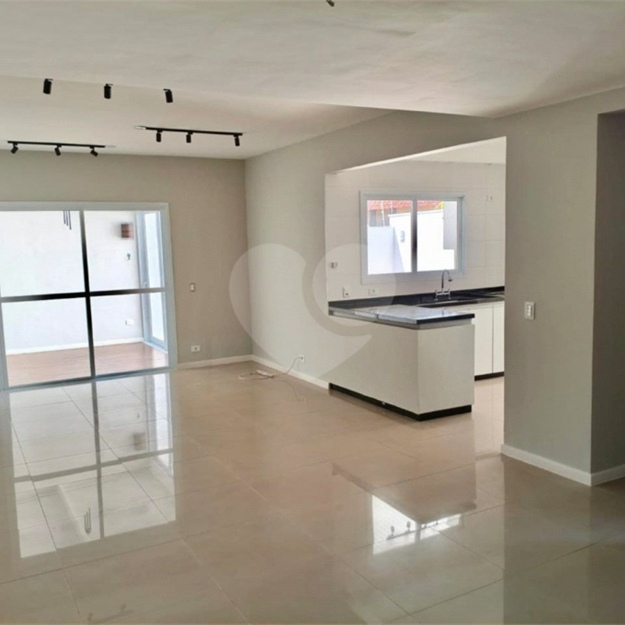Casa à venda com 3 quartos, sendo 1 suíte, no condomínio Residencial Rio Preto Village, Atibaia - SP