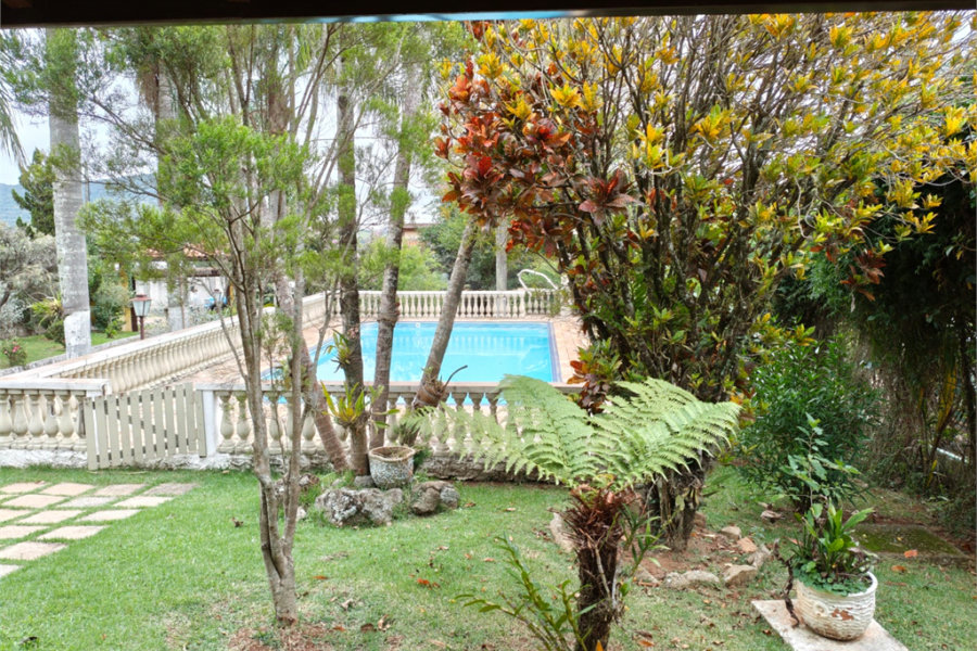 Casa à venda com 4 quartos, sendo 2 suítes,  em Country Residencial Felix, Bom Jesus dos Perdões, SP