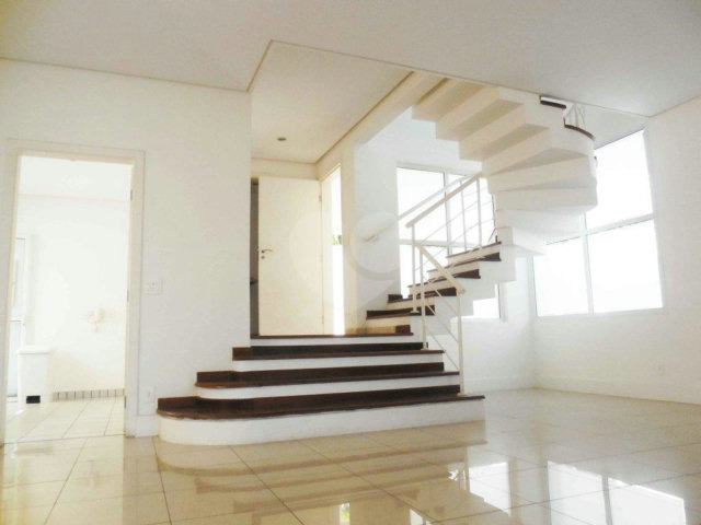 Casa à venda com 4 quartos, sendo 2 suítes,  no condomínio Bristol Village, São Paulo - SP