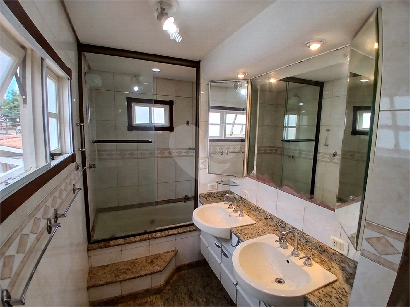 Casa à venda ou para alugar com 3 quartos, sendo 2 suítes, no condomínio Chácara das Rosas, São Paulo - SP