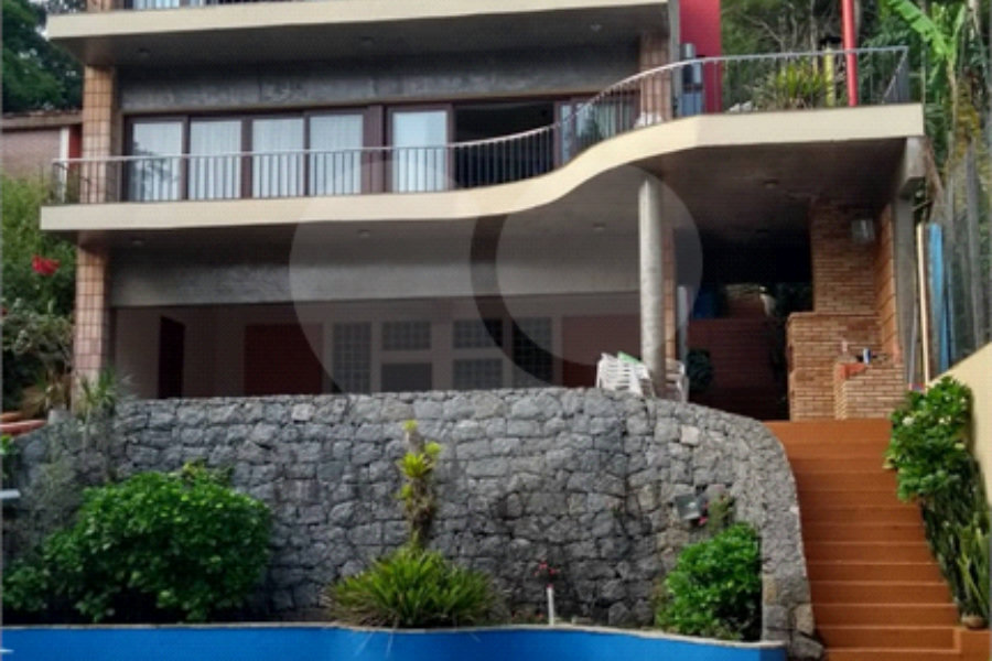 Casa à venda com 4 quartos, sendo 2 suítes, no condomínio Champs Elysees Village, Mairiporã - SP