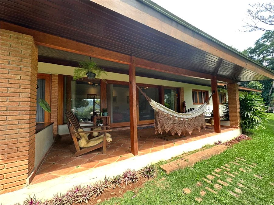 Casa à venda com 4 quartos, sendo 2 suítes, no condomínio Chacara Marques, Santana de Parnaíba - SP