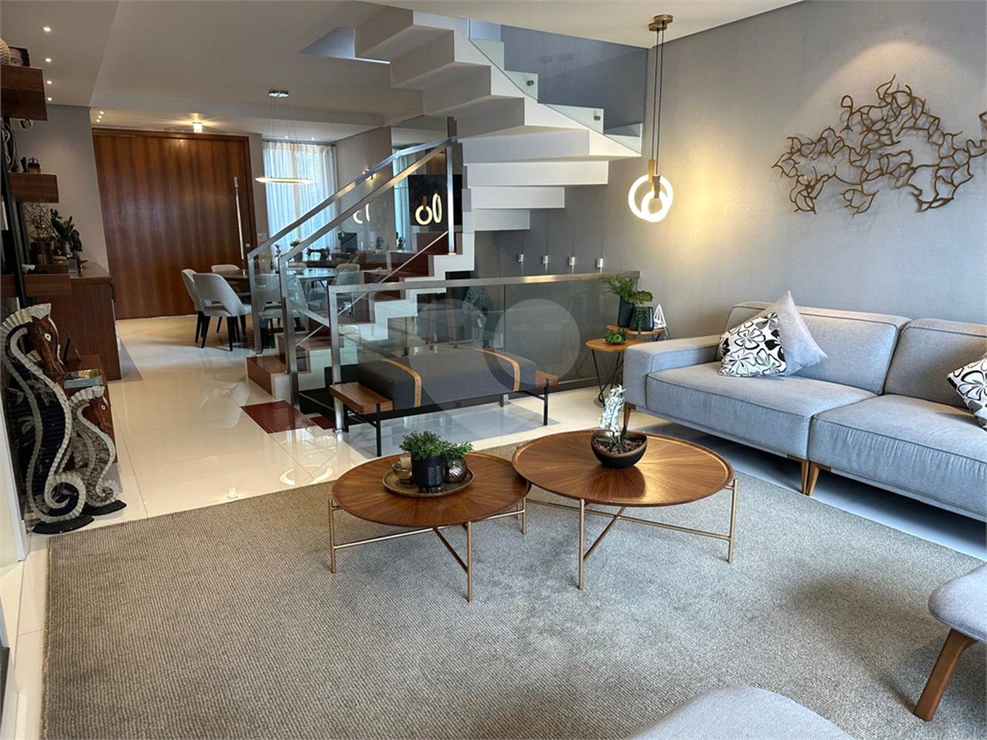 Linda casa a venda no Condomínio Reserva Nova Cantareira. Decoração Moderna ! Imóvel com 3 suítes completas, 6 vagas de garagem.