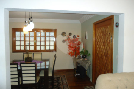 Sobrado com 4 quartos sendo 2 suítes.